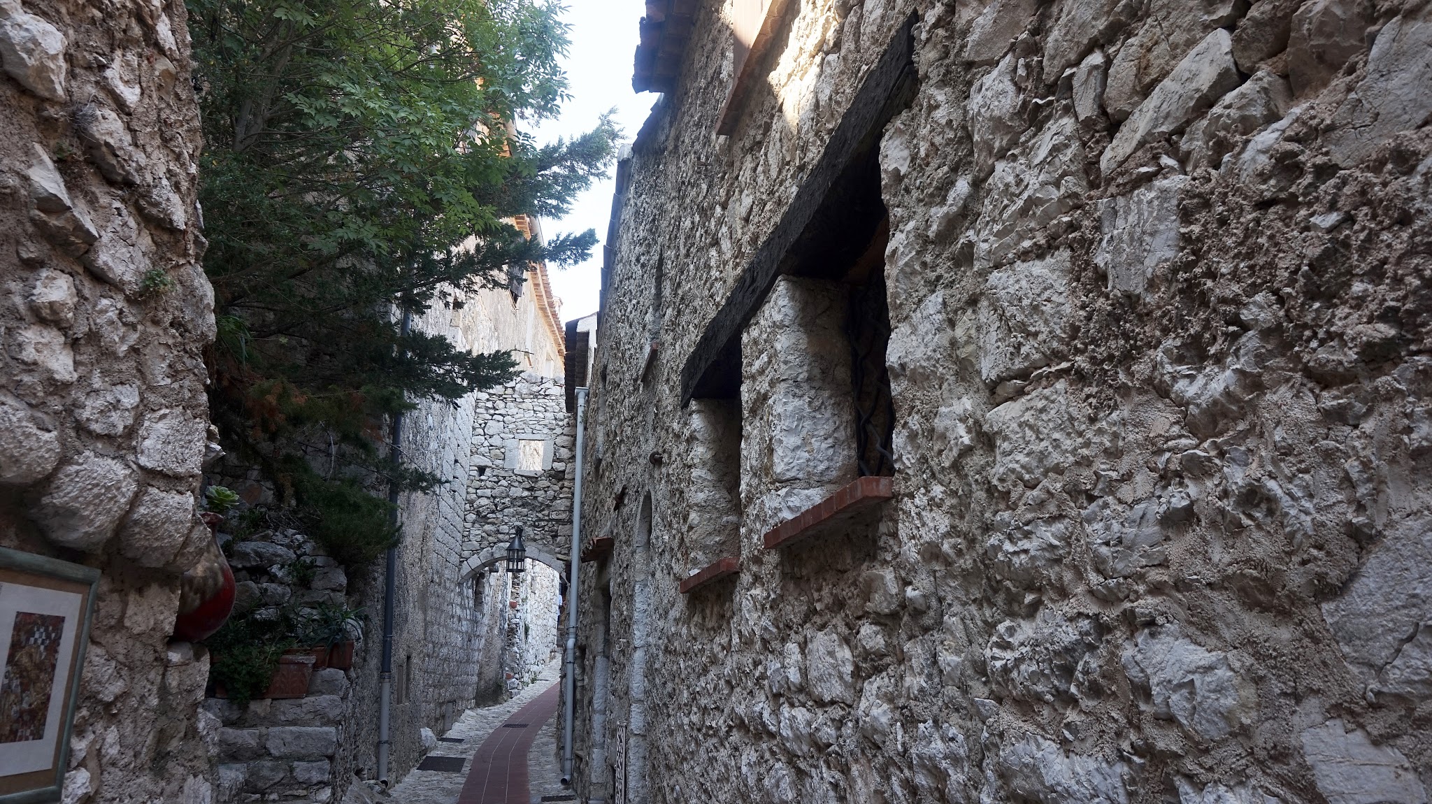 narrow cobbled street between buildings