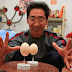 رجل صيني يستطيع ان يوازن بيضة علي طرف ابرة