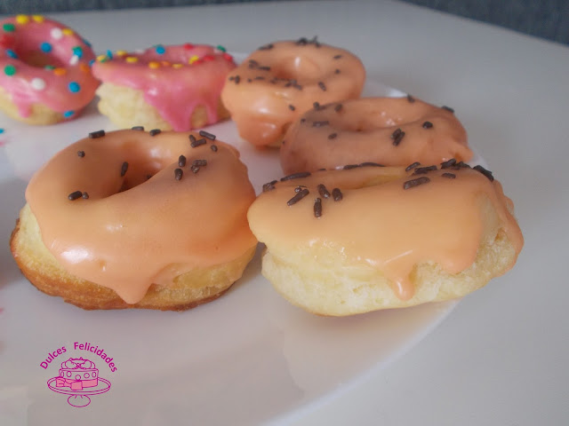 Donuts, donas o rosquillas con glaseado de mandarina