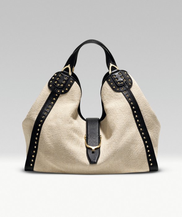 La nuova Gucci Soft Stirrup bag della collezione Straw Icons