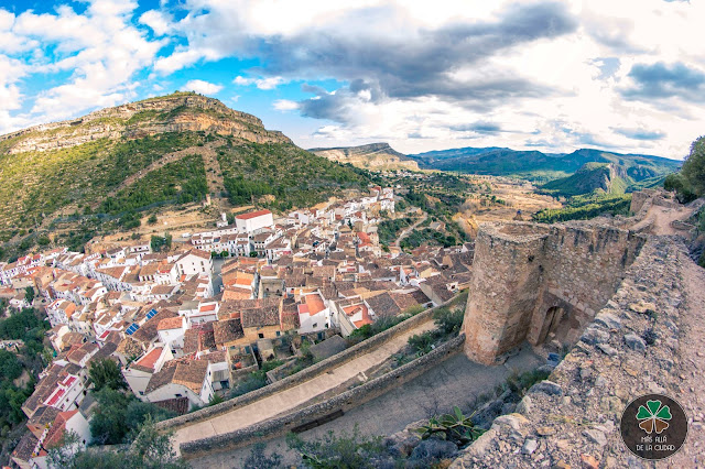 Vistas del pueblo de Chulilla desde el castillo