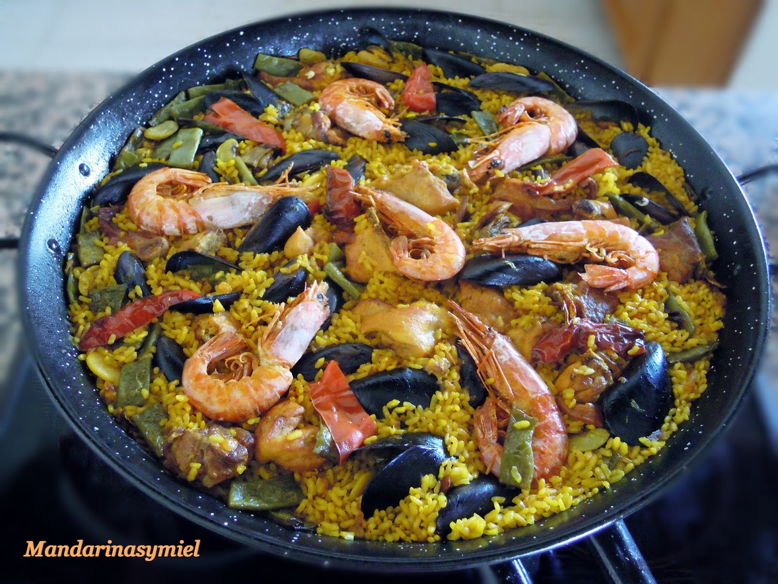 Paella mixta (mar y montaña) Mandarinas y miel