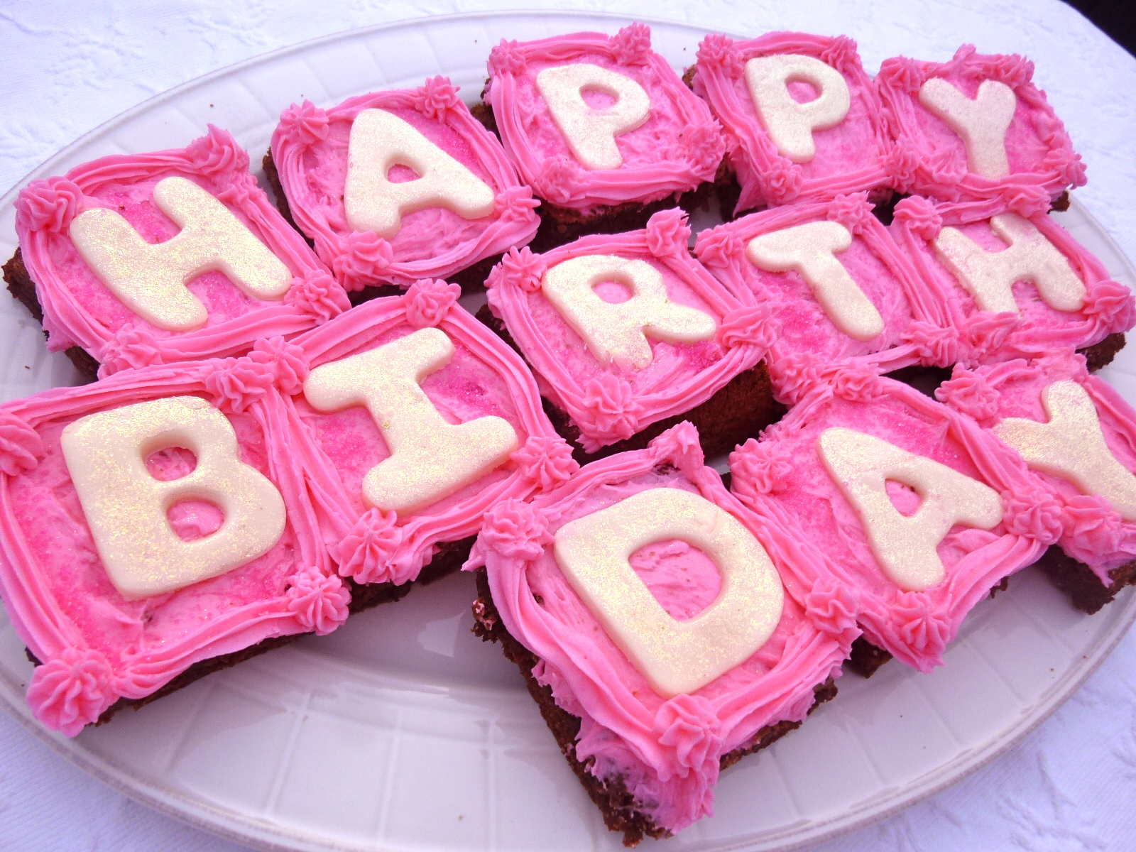 http://2.bp.blogspot.com/-rEKYRVIbI60/Tx9NkKBx2yI/AAAAAAAAICM/6FXTh8aur_g/s1600/Happy-Birthday-Brownies-With-Pink-Raspberry-Buttercream.JPG