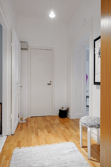 Blog Achados de Decoração. Apartamento decorado em branco, preto e cinza chic.