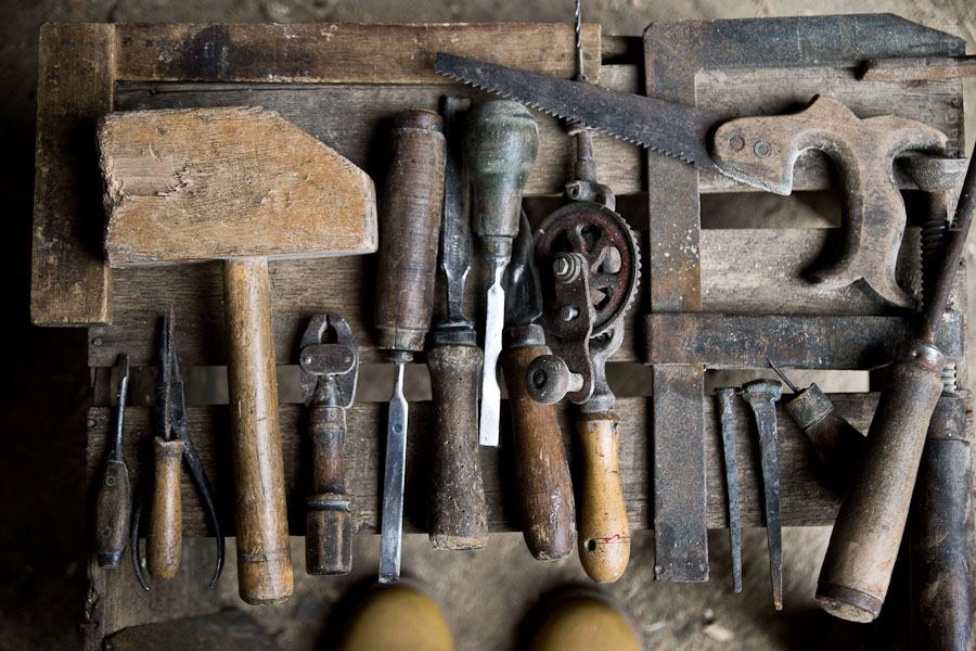 куча старого инструмента. стадли (henry o. медицинские инструменты петра 1. первые хирургические инструменты 1718 года. старинные инструменты по металлу.