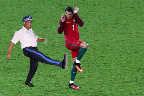 Dieu bo kho do cua Cristiano Ronaldo qua tri tuong tuong cua dan mang - Anh 5