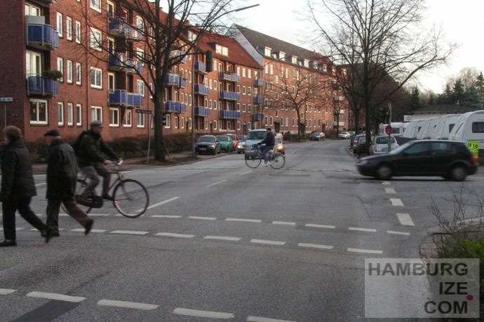 Ein PKW fährt neben einem Fahrrad-Schutzstreifen in Hamburg – Bahn