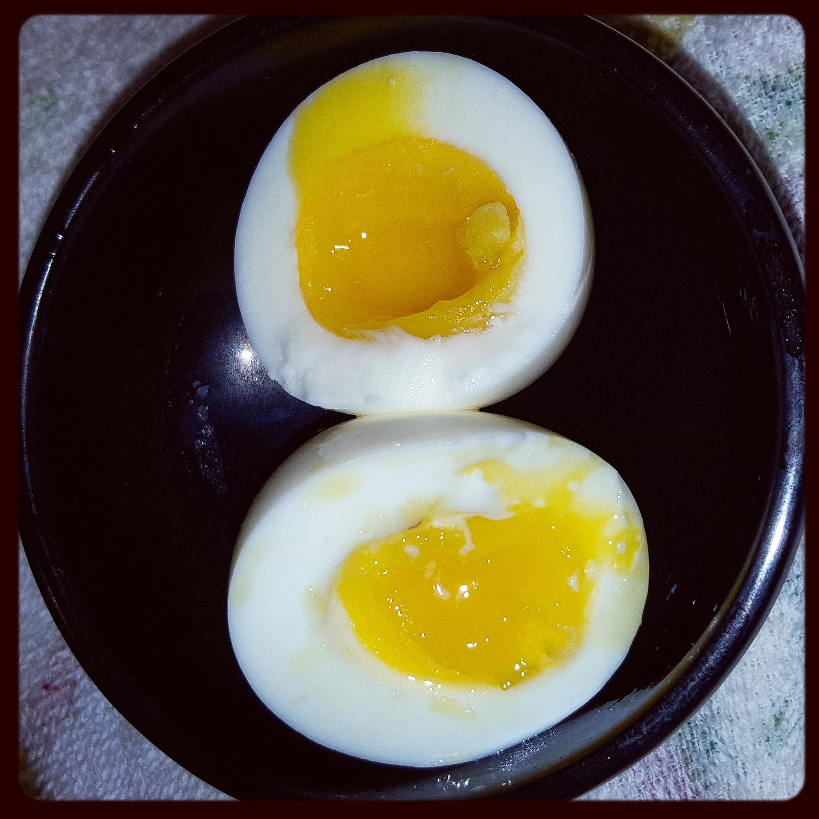Можно ли греть вареные яйца. Яйца всмятку. Идеальные яйца всмятку. Яичница всмятку. Яйцо вареное всмятку.