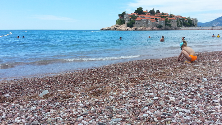 Галечный пляж в поселке Святой Стефан (Sveti Stefan), Черногория