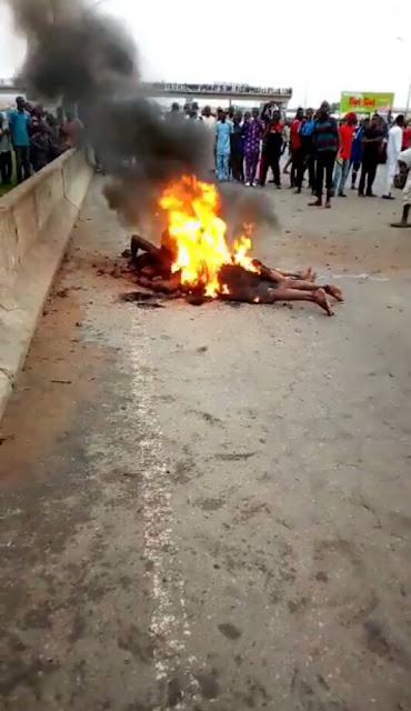  Irate youths set ablaze two suspected 'One-chance' operators in Abuja for kidnapping a woman(Photos/Video)