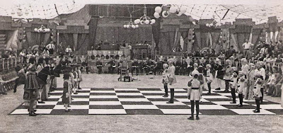Partida de ajedrez viviente en la Fiesta Mayor de Sabadell 1940