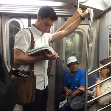 Dan ong dep nhat la khi cam cuon sach tren tay - Anh 25