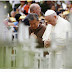 El Papa visita el "Jardín de los niños abortados"