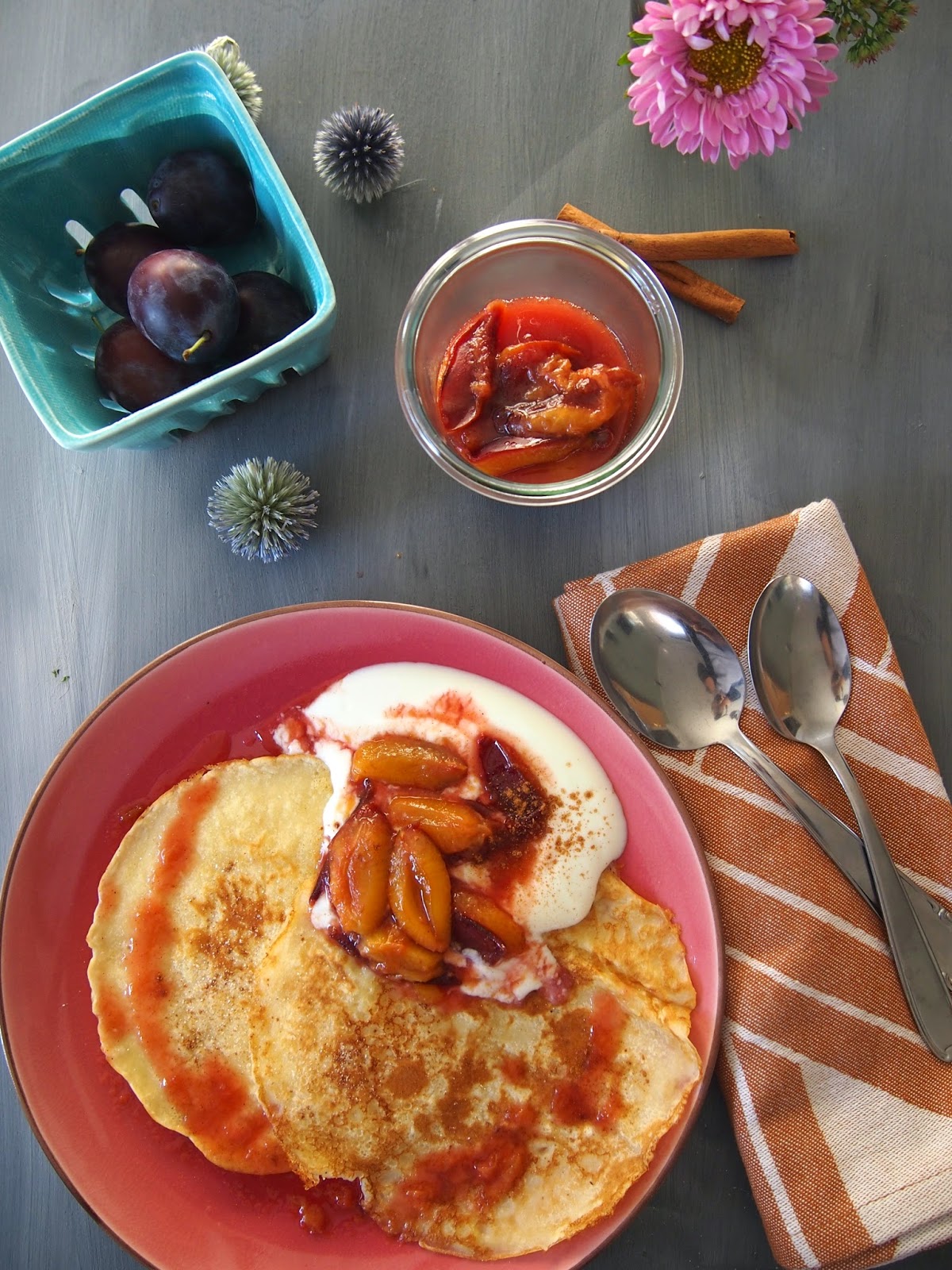 dieZuckerbäckerei: Pfannkuchen mit warmen Pflaumen-Zimt-Kompott und Joghurt