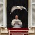 Papa Francisco erra pronuncia e fala palavrão em benção no vaticano.