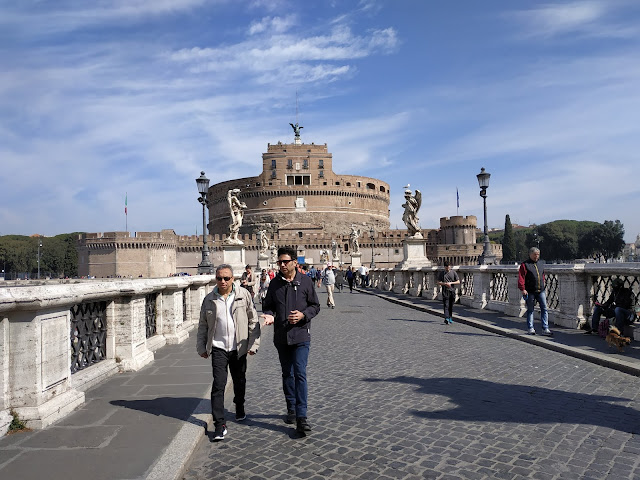 Le Castel Sant' Angelo vu depuis le pont Sant' Angelo