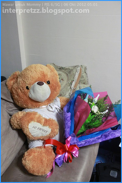 gambar teddy bear bersama sejambak bunga ros