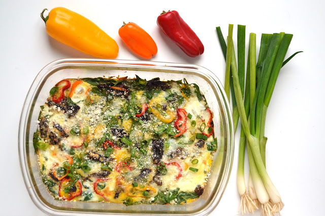This spinach and bell pepper egg bake makes the perfect weekend breakfast or can be made ahead of time and reheated during the week. www.nutritionistreviews.com