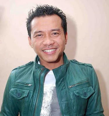 Biografi Anang Hermansyah Biografi Anang Hermansyah Biodata Nama Lengkap: Anang Hermansyah Alias: Anang Tanggal Lahir: 18 Maret 1969 Tempat Lahir: Jember, Jawa Timur, Indonesia Zodiac: Pisces Kewarganegaraan: Indonesia Istri: Krisdayanti (penyanyi, 22-Agu-96 – 22-Okt-09), Ashanty (penyanyi, sejak 12-Mei-12) Anak: Titania Aurelie Nurhermansyah (penyanyi, perempuan, L. 1998), Azriel Akbar Hermansyah (laki-laki, L. 2000) Biografi Anang Hermansyah dilahirkan pada tanggal 18 Maret 1969 di kota Jember Jawa Timur. Anang Hermansyah saat ini adalah salah satu anggota DPR RI yang merupakan perwakilan dari fraksi PAN. Anang Hermansyah telah duduk di posisi tersebut dari tanggal 2 Oktober 2014. Namun, sebelum terjun di dunia politik, Anang Hermansyah lebih dikenal sebagai musisi, produser music dan bahkan penyanyi. Bahkan Anang Hermansyah sempat menjadi juri di sebuah ajang pencarian bakat Indonesian Idol dari tahun 2007. Anang Hermansyah juga lebih dikenal sebagai mantan suami dari Diva Indonesia Krisdayanti. Karena Anang Hermansyah lah yang telah mengorbitkan Krisdayanti hingga terkenal sampai saat ini. namun, meskipun pernikahan pasangan ini telah lama berlangsung yaitu sejak tanggal 22 Agustus 1996 hingga pasangan Anang Hermansyah dan Krisdayanti ini telah dikaruniai dua orang anak perempuan dan lelaki yaitu Titania Aurelie Hermansyah dan yang lelaki bernama Azriel Akbar Hermansyah. Hingga akhirnya