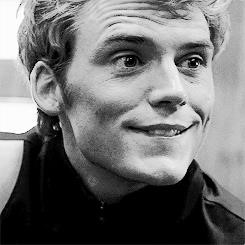 Dang met moi? Hay nhin nu cuoi cua Sam Claflin (Me Before You) de duoc 'sac' day nang luong nao! - Anh 14