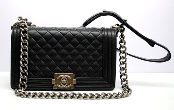 Chiếc túi xách mà người đẹp cầm trên tay là dòng Chanel Boy, thuộc bộ sưu tập Pre-Fall 2013, có giá khoảng 3.500 USD (75 triệu đồng).