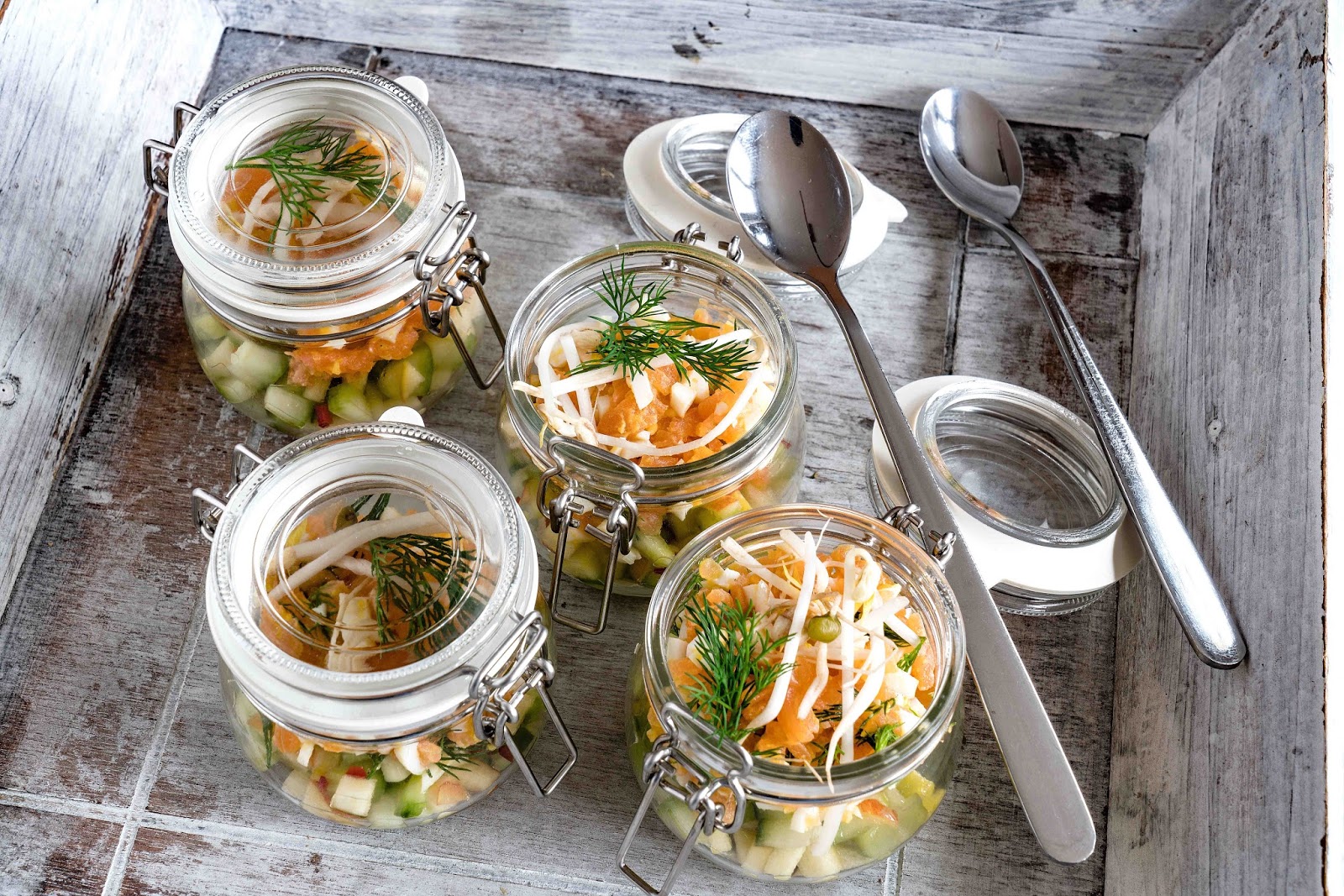 stuttgartcooking: Tatar vom Räucherlachs auf scharfen Gurken-Apfel-Salat