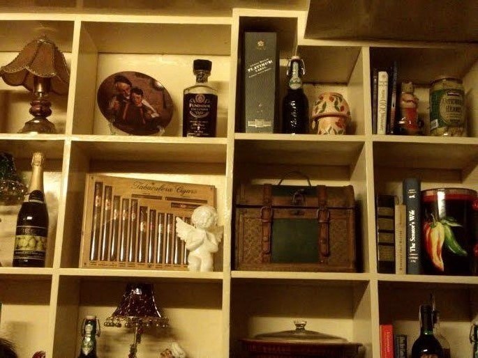 A shelf of antique items and decors at Casa Renato
