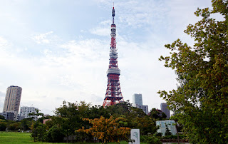 Vista del parque shiba junto a la torre de Tokio