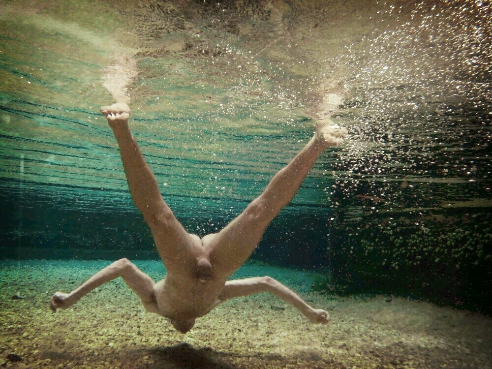 literaturaparaciegosgirl: Solo skinny-dipping.