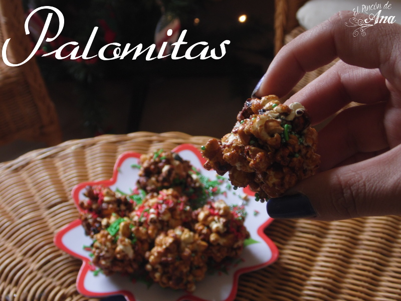 Moños navideños y palomitas de maíz. 