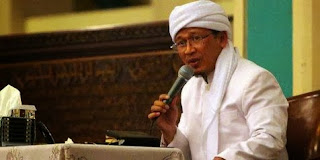 Biografi Aa Gym (Abdullah Gymnastiar) Pada Mulanya ‘Bengkel Akhlak’ Kontrakkan mungil dua kamar milik Pak Sobarna yang disewa Aa Gym dan istri (Teh Ninih Muthmainnah) di bilangan Geger Kalong Bandung itu kian didatangi para mahasiswa, terutama dari Institut Keguruan dan Ilmu Pendidikan/IKIP (Kini Universitas Pendidikan Indonesia/UPI). Mereka menyebutnya ‘Bengkel Akhlak’, lantaran materi kajiannya yang relatif ringan, namun menyejukkan jiwa. Kamar depan digunakan untuk mushala kecil, tempat Aa berbagi ilmu kepada para mahasiswa dan masyarakat sekitar. Satu kamar lagi, ia tempati bersama sang istri, yang baru saja dinikahi beberapa waktu sebelumnya. Sambil usaha kecil-kecilan, alumnus Akademi Teknik Jenderal Ahmad Yani (AKA, Sekarang Unjani) ini terus berdakwa