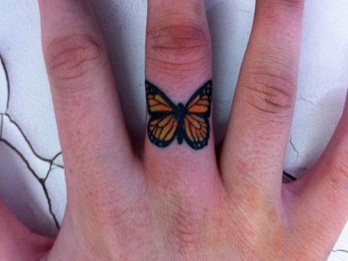 Borboleta laranja no Dedo Médio da Tatuagem