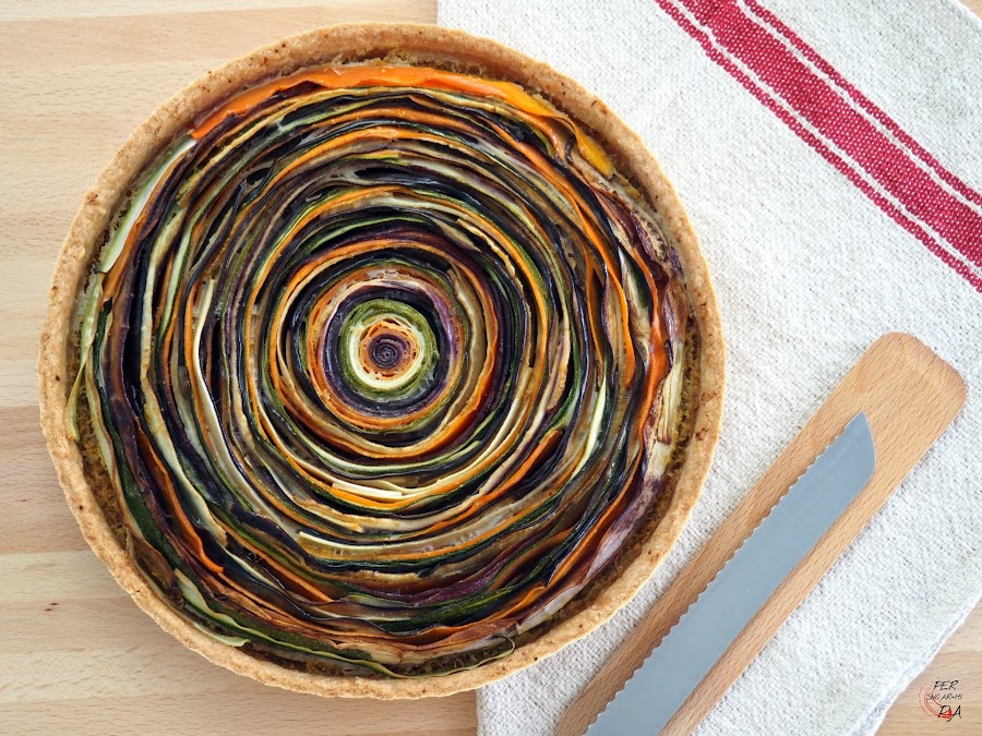 Tarta tipo quiche que alterna y juega con los colores de diferentes verduras como berenjena, calabacín, zanahorias de colores y chirivías