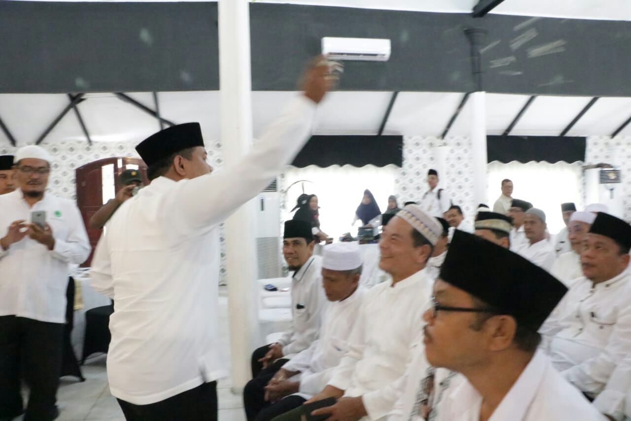 Walikota Tanjungbalai H M Syahrial saat mengupah-upah ke-113 orang calon jemaah haji di Pendopo Rumah Dinas Walikota Tanjungbalai, Rabu (11/7).  Walikota Tanjungbalai H M Syahrial saat mengupah-upah ke-113 orang calon jemaah haji di Pendopo Rumah Dinas Walikota Tanjungbalai, Rabu (11/7).