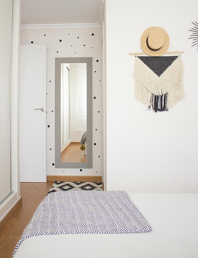 pared con pegatinas de topos negros