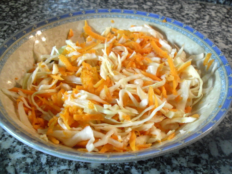 Coleslaw mezcada con el aliño de mayonesa, mostaza y vinagre