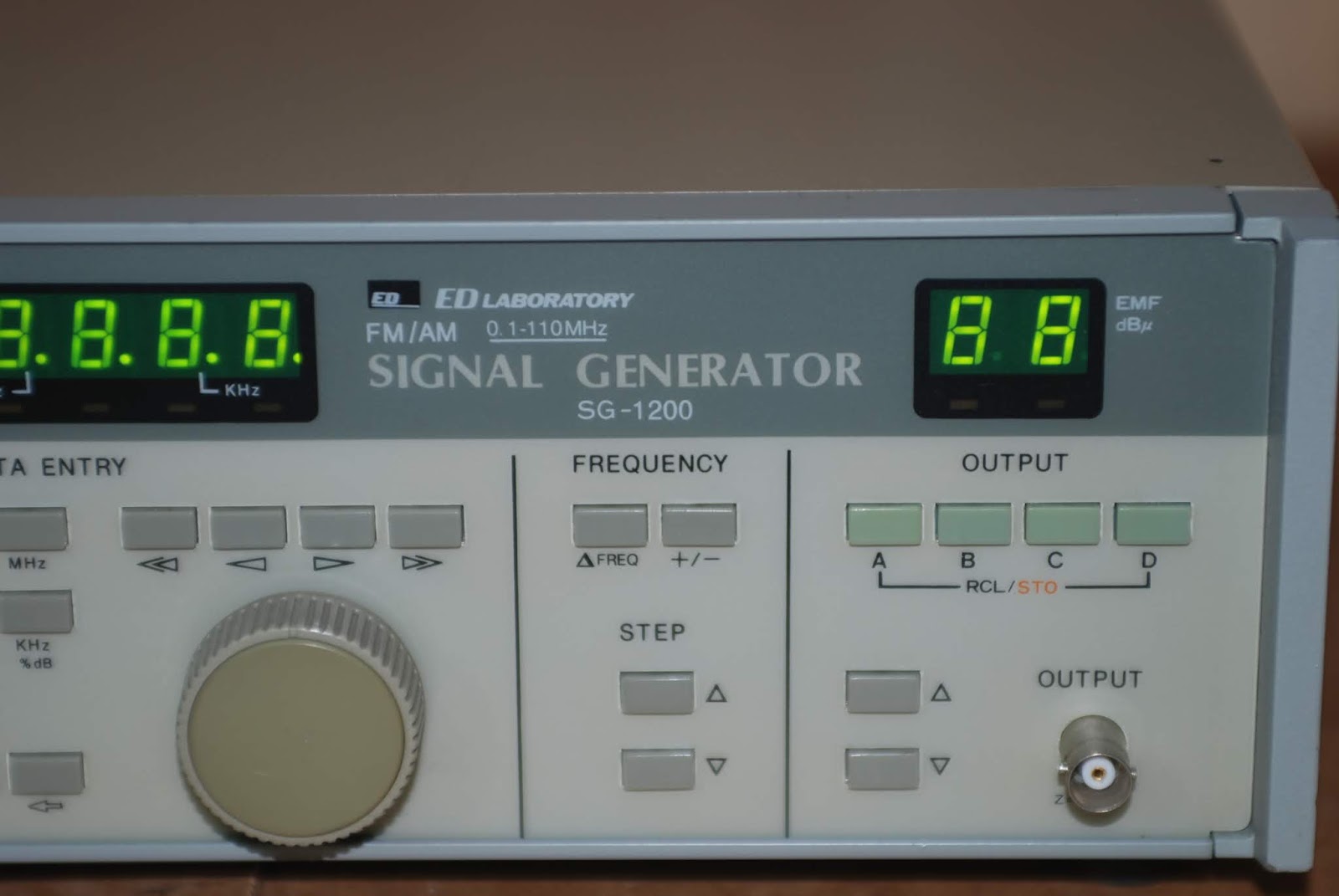 EquipmentHolic FM/AM SIGNAL GENERATOR SG1200 0.1110MHz