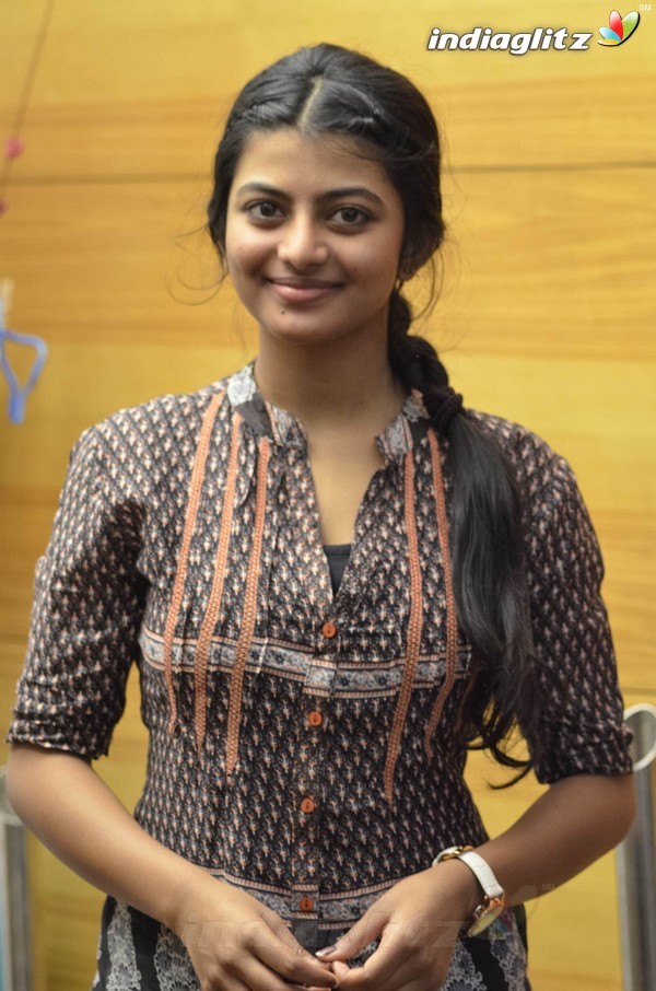 Tamil Boobs Show Anandhi