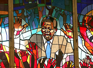 Mural homenaje a Mandela en una iglesia