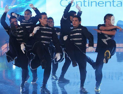 Orquesta Hermanos Yaipén Fotos de integrantes de la Orquesta Hermanos Yaipén bailando