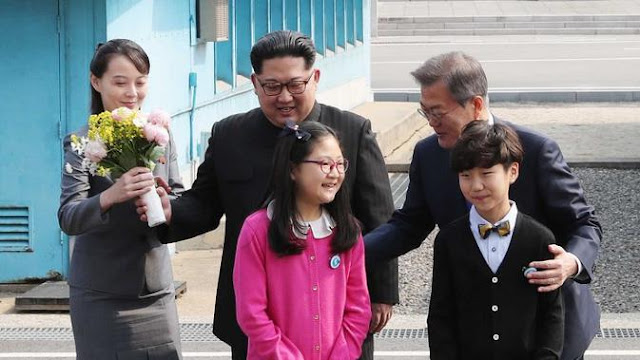 Kim Yo Jong dan Kim Jong-un membawa bunga yang diberikan dua anak dari Desa Daeseong-dong, Korea Selatan 