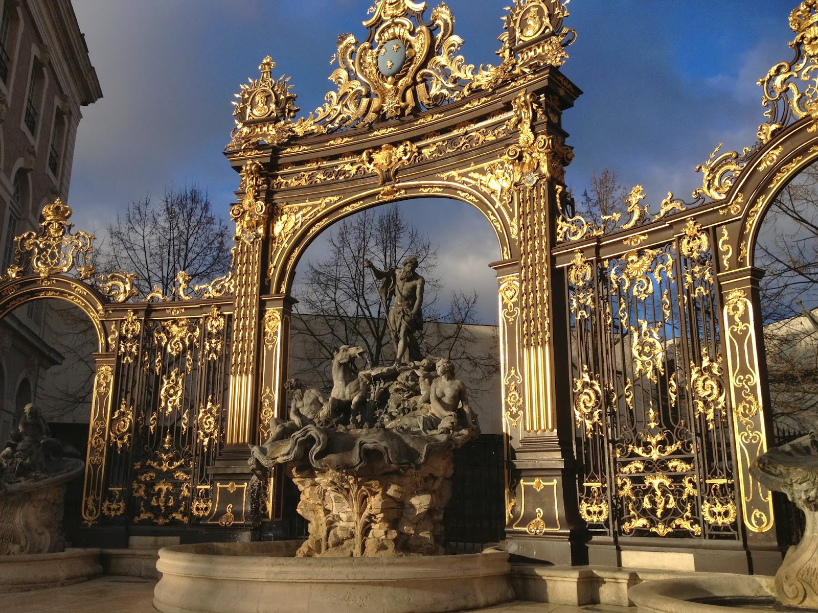 Версаль нанси. Нанси город во Франции. Ламур фонтан и решетки на королевской площади. Триумфальная арка Нанси.