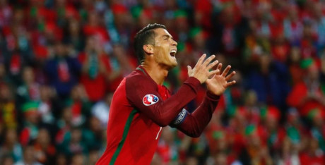 Vang, cu chui boi Ronaldo di - Anh 1