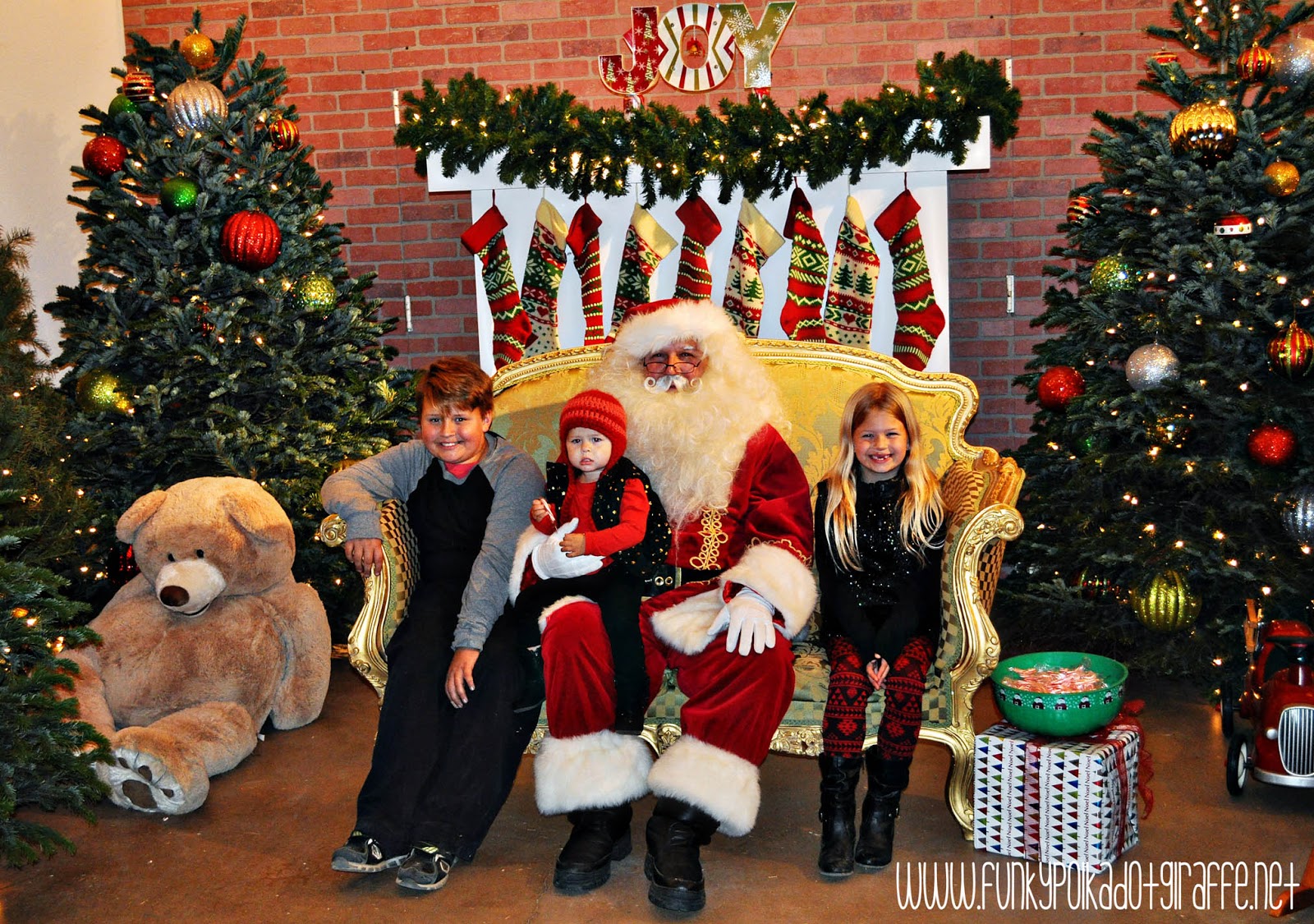 orange county you can take pictures with santa using your own camera or you can purchase a 5x7 photo taken by the irvine park railroad - Irvine Christmas Train orange county you can take pictures with santa using your own camera or you can purchase a 5x7 photo taken by the irvine park railroad - Irvine Christmas Train