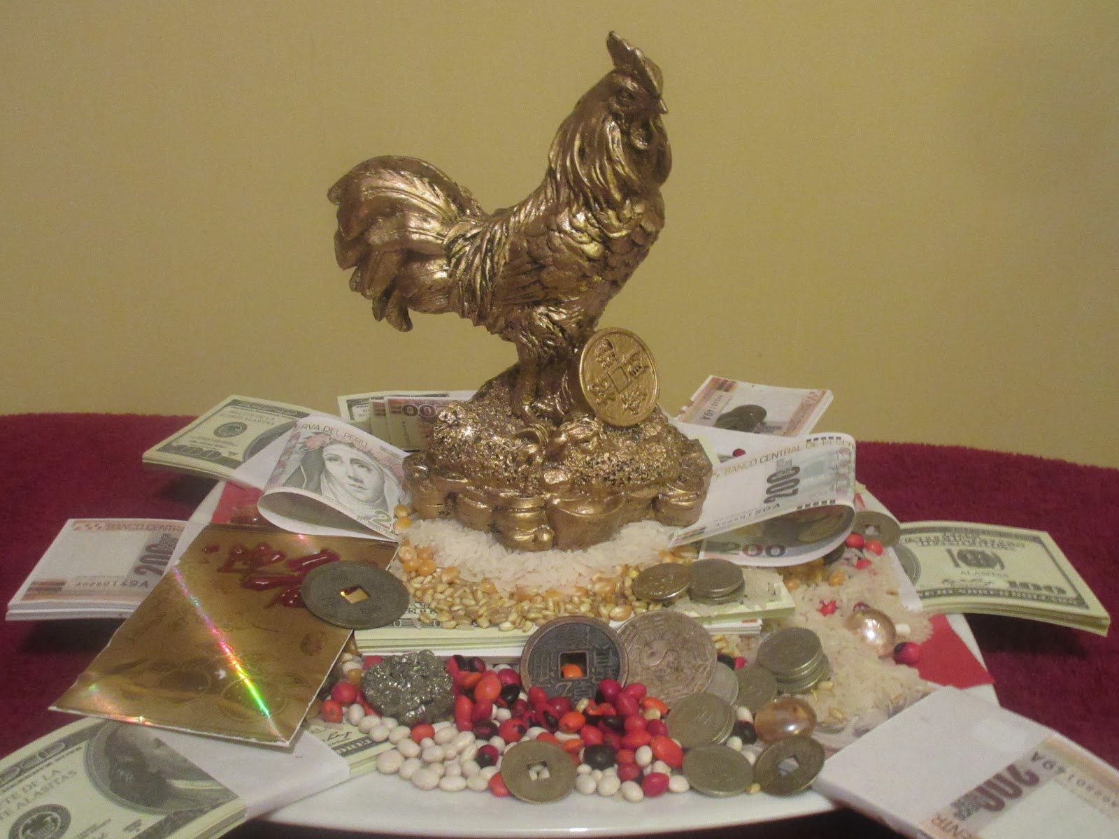 Amuleto para el Año nuevo chino el gallo dorado de