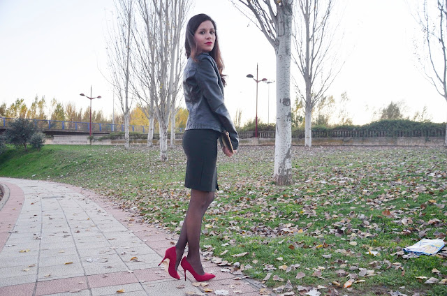 falda-lápiz-skirt-red-stilettos-blusa-lazo-blogger