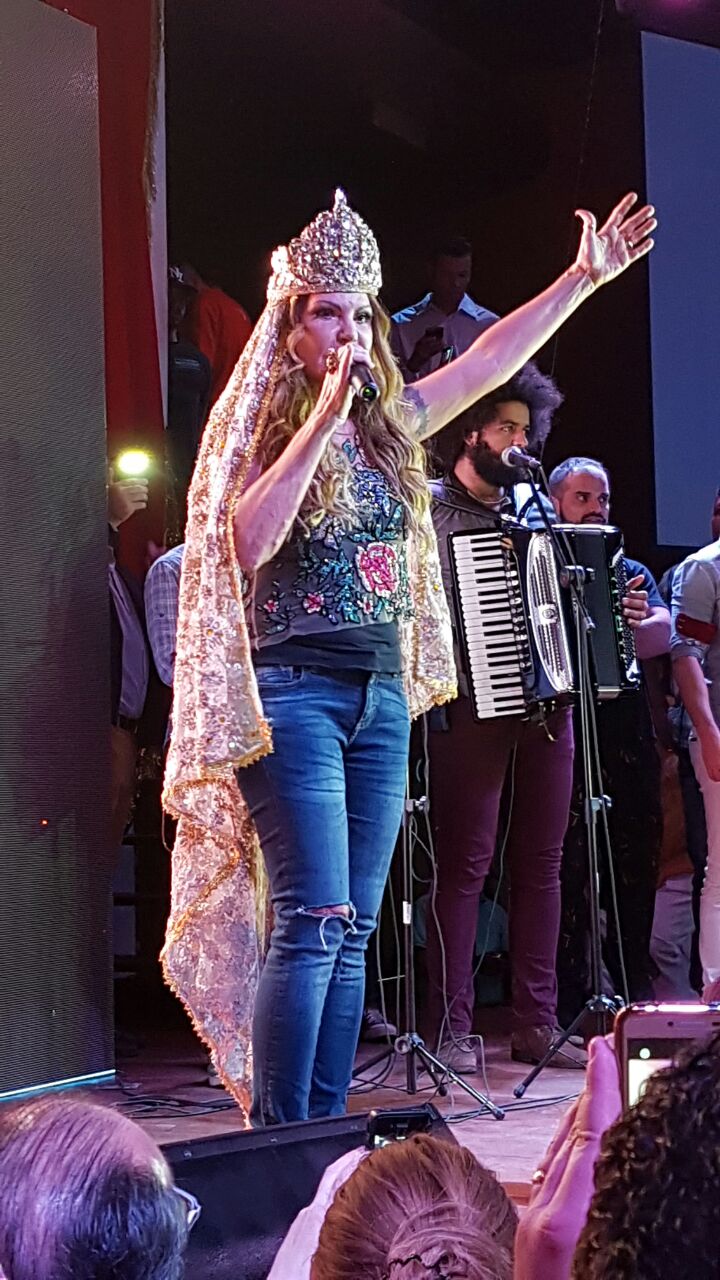 Moda Denis Moraes Elba Ramalho Ganha Homenagem E Massagem Nos Pes Durantes Festa Da Tom Maior elba ramalho ganha homenagem e massagem