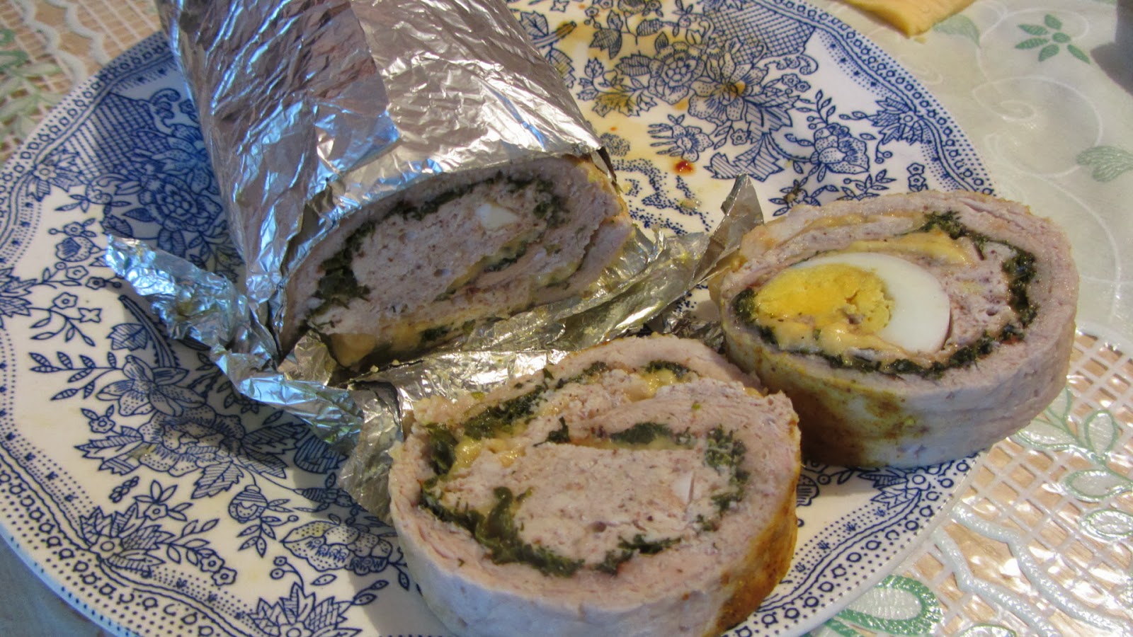 рулет из куриного фарша с сыром. рулет из рыбы полуфабрикат. мясной рулет с овощами. рулетики с красной рыбой. рыбный рулет в духовке.