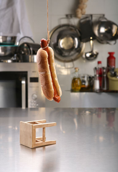 Hængt hotdog med rød pølse og slattent brød