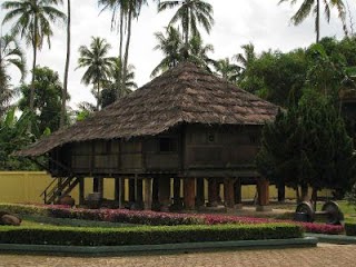 Rumah Adat Provinsi Lampung ( Nowou Sesat )